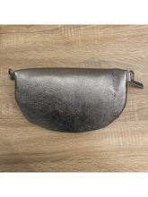 Charger l'image dans la galerie, Sac Banane Femmme en Cuir Porté Format Classique Porté Ceinture et Poitrine Idéal Sport et Voyage Matéra-Anthracite Irisé