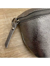 Charger l'image dans la galerie, Sac Banane Femmme en Cuir Porté Format Classique Porté Ceinture et Poitrine Idéal Sport et Voyage Matéra-Anthracite Irisé