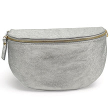 Charger l'image dans la galerie, Sac Banane Femmme en Cuir Format Moyen Porté Ceinture et Poitrine Idéal Sport et Voyage Argent Irisé Taille M-Matéra