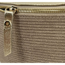 Charger l'image dans la galerie, Sac Banane Élégant Femme Bi-Matière Daim Cotelé Beige et Cuir Doré Irisé - Confort et Style pour Sport et Voyage