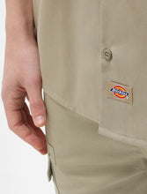 Charger l'image dans la galerie, Chemise Homme Dickies Work Shirt Beige à Manches Courtes - Confort et Style Quotidien