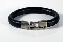 Charger l'image dans la galerie, BRACELET HOMME CUIR PUNTO AR JUNCAL - Élégance Masculine en Noir et Brun