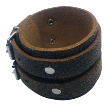 Charger l'image dans la galerie, Bracelet de Force en Cuir Véritable Double Lanières Marron Aspect Vielli - AMARANTE, Style et Robustesse