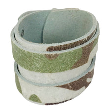 Charger l'image dans la galerie, Bracelet de Force en Cuir Véritable Double Lanières Vert Camouflage-Leiria - Alliant Style et Fonctionnalité