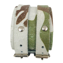 Charger l&#39;image dans la galerie, Bracelet de Force en Cuir Véritable Double Lanières Vert Camouflage-Leiria - Alliant Style et Fonctionnalité
