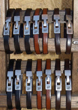 Charger l'image dans la galerie, Bracelet Unisexe en Cuir Plat Punto Ar 21 - Élégance et Originalité en Noir, Brun et Rouge