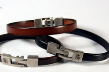 Charger l'image dans la galerie, Bracelet Unisexe en Cuir Plat Punto Ar 21 - Élégance et Originalité en Noir, Brun et Rouge