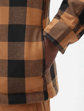 Charger l'image dans la galerie, Chemise Dickies Sacramento Doublée Sherpa pour Homme - Confort et Style en Noir et Marron