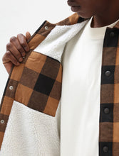 Charger l'image dans la galerie, Chemise Dickies Sacramento Doublée Sherpa pour Homme - Confort et Style en Noir et Marron