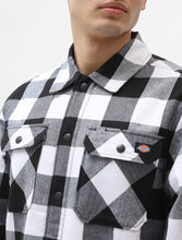 Charger l'image dans la galerie, Chemise Homme Dickies Sacramento Doublée Sherpa - Noir et Blanc, Confort et Style