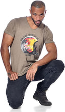 Charger l&#39;image dans la galerie, Tee Shirt Homme Von Dutch Col V Manches Courtes BUCK-TA-Taupe
