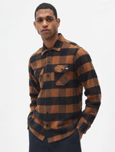 Charger l&#39;image dans la galerie, Chemise Homme Dickies Sacramento Brown Duck - Élégance Décontractée en Noir et Marron
