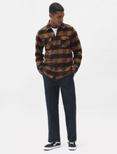 Charger l&#39;image dans la galerie, Chemise Homme Dickies Sacramento Brown Duck - Élégance Décontractée en Noir et Marron
